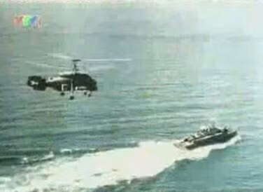 Tàu phóng lôi Shershen (Đề án 206) có lượng giãn nước đầy tải 172 tấn, tàu dài 34.08m, rộng 6.72m, trang bị 3 động cơ Diesel cho phép nó đạt vận tốc tối đa hơn 40 hải lý/h và thủy thủ đoàn 24 người. Tàu trang bị 4 ống phóng lôi sử dụng ngư lôi chống tàu mặt nước cỡ 533mm loại Type 53-65 tầm bắn hơn 20km. Việt Nam đã nhận hơn 15 tàu loại này tuy nhiên đến nay do không đáp ứng được yêu cầu kỹ thuật đã chuyển một số huấn cải thành tàu cảnh sát biển. Mặc dù vậy vẫn còn ít nhất 4 tàu đang phục vụ. Ảnh: Tàu phóng lôi Shershen hiệp đồng tác chiến với trực thăng săn ngầm Ka-25 của Việt Nam.