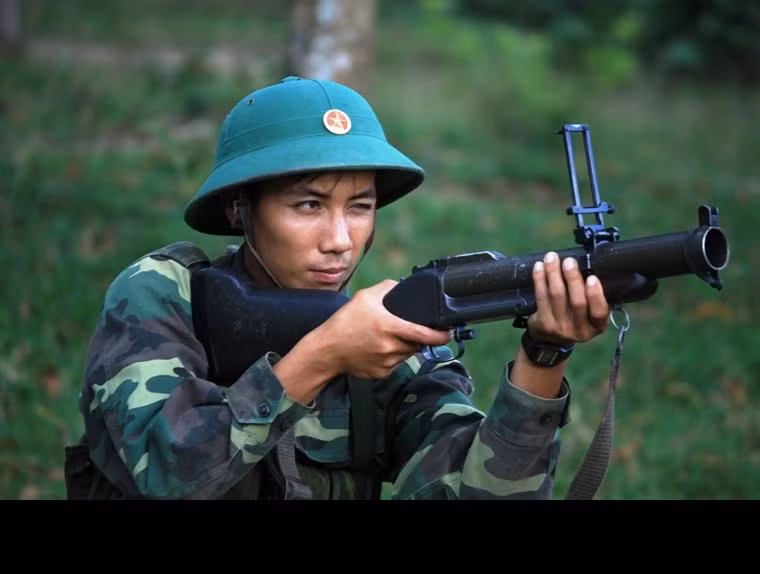 Súng phóng lựu cầm tay M-79 sử dụng đạn lựu cỡ 40mm chuẩn NATO là loại hoả khí biên chế đại trà trong tiểu đội bộ binh Việt Nam hiện nay. Súng có nhiệm vụ khoả lấp không gian trống mà súng cối để lại ở tầm quá gần, có thể nói là một khẩu súng cối cầm tay cá nhân, có sức sát thương sinh lực địch mạnh, đặc biệt hiệu quả để chống lại chiến thuật biển người. Cùng với đó là súng có tốc độ bắn cao, dễ dàng trong thao tác sử dụng và bảo trì bảo dưỡng. Nhận thấy những ưu điểm nổi bật của M-79, quân đội ta đã cho sử dụng súng từ sau những năm 1970 cho đến tận ngày nay. Ảnh: Chiến sĩ huấn luyện sử dụng súng M-79 - Nguồn: QĐND