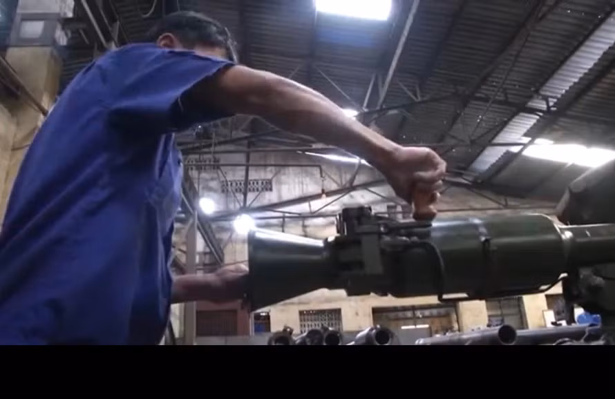 Cuối cùng, không thể không kể đến dây chuyền sản xuất súng không giật SPG-9 nòng trơn cỡ 73mm. Súng được trang bị trong quân đội ta từ những năm 1980 và vẫn là loại hoả khí vô cùng đáng gờm trong tay bộ binh Việt Nam trên chiến trường hiện nay. Súng có thể bắn các loại đạn nổ phá mảnh chống bộ binh hoặc đạn nổ HEAT chống xe tăng đối phương, là một loại hoả khí mang vác cực kỳ uy lực. Ảnh: Công nhân nhà máy Z-125 kiểm tra kỹ thuật súng SPG-9 vừa được chế tạo xong - Nguồn: Phóng sự của nhà máy Z-125