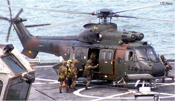 Về phi đội máy bay trực thăng, RSAF hiện có 32 chiếc trực thăng AS-332/532 Super Puma /Cougar. Tuy nhiên sau 30 năm khai thác, RSAF thông báo họ sẽ được thay thế trong vòng một thập kỷ tới bằng những chiếc máy bay vận tải đổ bộ cánh quạt xoay hướng MV-22 Osprey của Mỹ. Ảnh: Trực thăng AS-332/532 của RSAF đang hạ cánh trên tàu đổ bộ - Nguồn: Wikipedia.