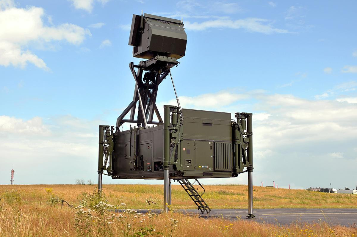 Những radar này được quản lý bằng hệ thống quản lý chiến đấu do chính Singapore phát triển, hệ thống không chỉ xử lý thông tin từ nhiều thiết bị khác nhau, để đưa ra một bức tranh tình huống có độ chi tiết cao, mà còn được thiết kế để tăng cường độ linh hoạt và chính xác, để đối phó với tất cả các mối đe dọa trên không. Ảnh: Radar đa nhiệm GM200 của RSAF - Nguồn: Thales MEMND Master