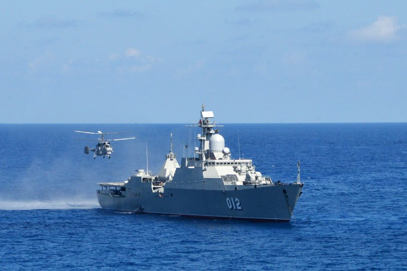 Như vậy, có thể nói rằng, việc phát triển hệ tàu hộ tống nằm giữa phân khúc tàu hộ vệ tên lửa và tàu tên lửa tấn công nhanh là một sự lựa chọn vô cùng hợp lý với Hải quân Việt Nam hiện nay. Những con tàu này sẽ giúp nâng cao năng lực tác chiến của lực lượng tàu mặt nước của ta lên rõ rệt, đảm bảo thực hiện những nhiệm vụ xa bờ, bám biển dài ngày và hỗ trợ vô cùng đắc lực cho các tàu hộ vệ tên lửa trong biên đội. Ảnh: Máy bay trực thăng săn ngầm Ka-28 thực hiện hạ cánh trên tàu Gepard 3.9 của Việt Nam.