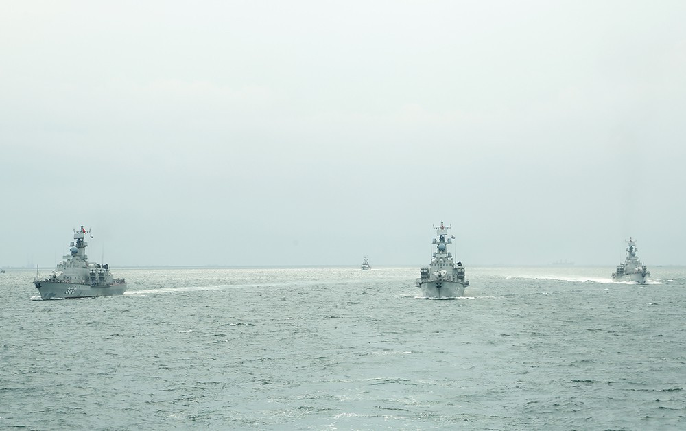 Măt khác, các tàu tên lửa tấn công nhanh dù giá thành rẻ hơn nhiều, đồng thời có hỏa lực mạnh nhưng lại có lượng giãn nước khá nhỏ, chỉ khoảng 500 - 600 tấn, làm ảnh hưởng đến khả năng tác chiến của con tàu. Đồng thời lượng giãn nước nhỏ cũng đồng nghĩa với việc tàu có dự trữ hành trình ngắn, không thể bám biển xa dài ngày, hạn chế thời gian làm nhiệm vụ của tàu. Ảnh: Biên đội tàu tên lửa tấn công nhanh của Lữ đoàn 167 - Vùng 2 Hải quân.