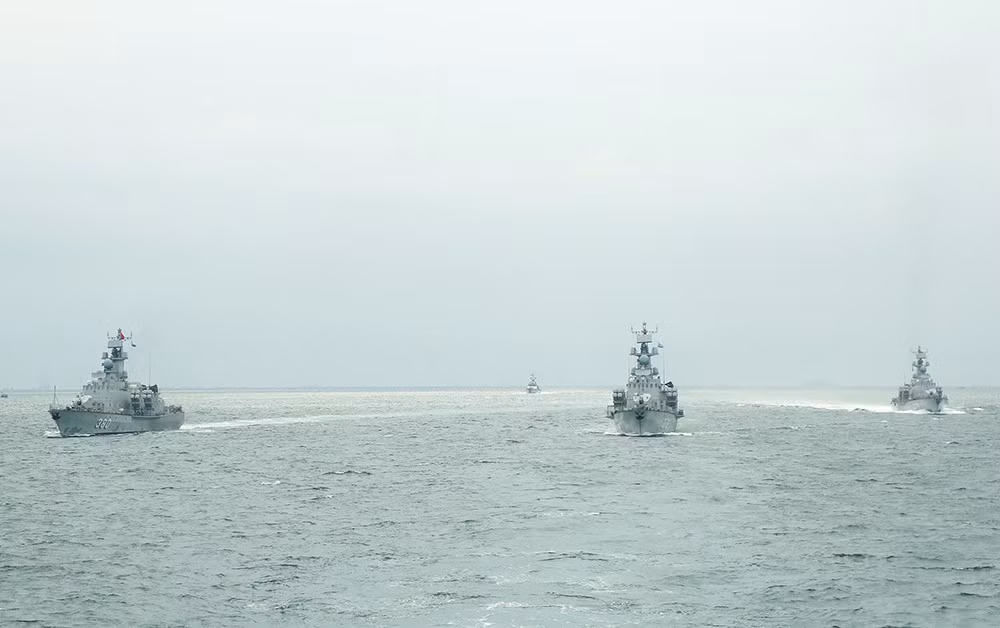 Măt khác, các tàu tên lửa tấn công nhanh dù giá thành rẻ hơn nhiều, đồng thời có hỏa lực mạnh nhưng lại có lượng giãn nước khá nhỏ, chỉ khoảng 500 - 600 tấn, làm ảnh hưởng đến khả năng tác chiến của con tàu. Đồng thời lượng giãn nước nhỏ cũng đồng nghĩa với việc tàu có dự trữ hành trình ngắn, không thể bám biển xa dài ngày, hạn chế thời gian làm nhiệm vụ của tàu. Ảnh: Biên đội tàu tên lửa tấn công nhanh của Lữ đoàn 167 - Vùng 2 Hải quân.