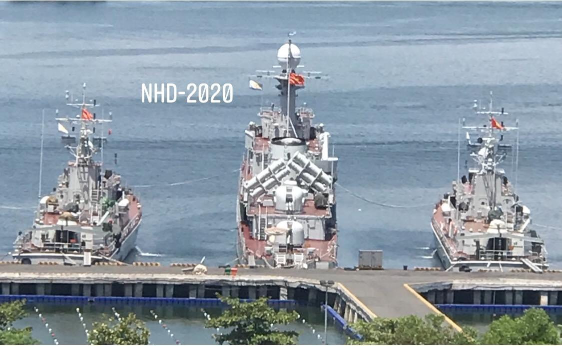 Các tàu hộ tống có ưu điểm là lượng giãn nước vừa phải, có thể bám biển xa, dài ngày hơn tàu tên lửa tấn công nhanh rất nhiều, trong khi đó hỏa lực trang bị lại không hề thua kém các tàu hộ vệ tên lửa nhưng lại có giá thành rẻ hơn, rất phù hợp túi tiền của Hải quân ta. Các tàu này có thể hỗ trợ đắc lực cho các tàu chiến cỡ lớn trong biên đội khi tác chiến tại những khu vực như quần đảo Trường Sa hơn hẳn các tàu tên lửa cỡ nhỏ. Ảnh: Tàu hộ tống Pohang đậu cạnh 2 tàu pháo TT-400TP của Hải quân Việt Nam.