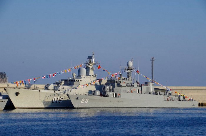 Hải quân Việt Nam lâu nay đã bỏ qua phân khúc tàu hộ tống (Corvette), là tàu có lượng giãn nước khoảng từ 800 - 1500 tấn, lớn hơn các tàu tên lửa tấn công nhanh và nhỏ hơn các tàu hộ vệ tên lửa. Chỉ cho đến khi Hàn Quốc trao tặng Việt Nam hai tàu chiến Pohang cũ là tàu 18 và tàu 20, Hải quân ta mới chính thức sở hữu phân khúc tàu này. Ảnh: Tàu hộ tống lớp Pohang số hiệu 20 và tàu hộ vệ tên lửa Gepard 3.9 của Hải quân Việt Nam đậu cạnh nhau.