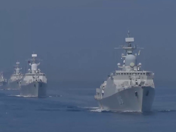 Các tàu hộ vệ tên lửa Gepard 3.9 với số lượng 4 chiếc, hiện đang trong đội hình biên chế của Lữ đoàn 162 - Vùng 4 Hải quân là những tàu mặt nước có năng lực nhất của Việt Nam hiện nay. Tàu có lượng giãn nước khoảng 2.000 tấn, trang bị pháo hạm AK-176 cỡ nòng 76mm, 1 tổ hợp CIWS Palma-SU, 2 pháo cao tốc AK-630, 8 tên lửa chống hạm Kh-35. Ngoài ra, cặp số hai với hai chiếc 015 và 016 còn có năng lực chống ngầm gồm 2x2 ngư lôi hạng nặng 533mm và sonar thân. Ảnh: Biên đội tàu Gepard 3.9 tác chiến trên biển - Nguồn: TL