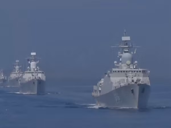 Các tàu hộ vệ tên lửa Gepard 3.9 với số lượng 4 chiếc, hiện đang trong đội hình biên chế của Lữ đoàn 162 - Vùng 4 Hải quân là những tàu mặt nước có năng lực nhất của Việt Nam hiện nay. Tàu có lượng giãn nước khoảng 2.000 tấn, trang bị pháo hạm AK-176 cỡ nòng 76mm, 1 tổ hợp CIWS Palma-SU, 2 pháo cao tốc AK-630, 8 tên lửa chống hạm Kh-35. Ngoài ra, cặp số hai với hai chiếc 015 và 016 còn có năng lực chống ngầm gồm 2x2 ngư lôi hạng nặng 533mm và sonar thân. Ảnh: Biên đội tàu Gepard 3.9 tác chiến trên biển - Nguồn: TL