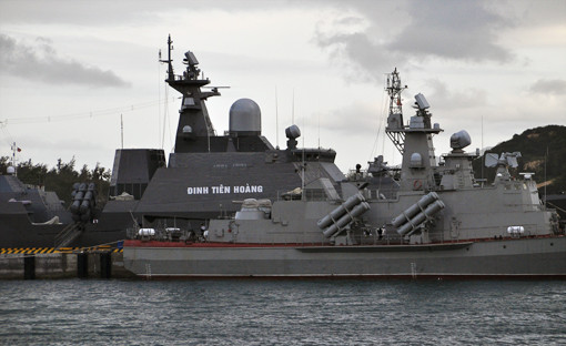 Trong đó, chủ lực của đội tàu chiến mặt nước là các tàu hộ vệ tên lửa Gepard 3.9 được nhập khẩu từ Nga và các tàu tên lửa tấn công nhanh 12418 Molniya, tàu tên lửa BPS-500 và một số tàu tên lửa 1241RE cũ hơn. Đây là lực lượng có tính đột kích mạnh, hỏa lực cao, sử dụng chủ yếu là loại tên lửa Kh-35 thông dụng trong Hải quân ta. Ảnh: Tàu tên lửa tấn công nhanh 12418 Molniya và tàu hộ vệ tên lửa Gepard 3.9 tại quân cảng Cam Ranh - Nguồn: CAND