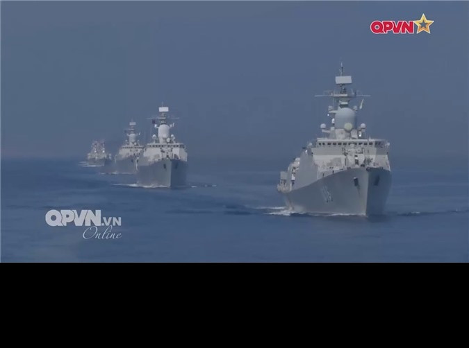 Những năm qua, Viện Kỹ thuật Hải quân đã chú trọng nâng cao trình độ cho đội ngũ cán bộ và nghiên cứu viên, nhất là các chuyên gia đầu ngành qua việc hợp tác với các học viện, nhà trường trong và ngoài quân đội, cùng với đó là gửi các đoàn cán bộ đi đào tạo, bồi dưỡng cả trong và ngoài nước. Bên cạnh việc chú trọng đào tạo, viện còn tăng cường đưa cán bộ đến các đơn vị để nắm rõ tình trạng trang bị kỹ thuật thực tế, cũng như những nhu cầu cần thiết. Và gắn liền là các hoạt động xây dựng cơ sở vật chất hiện đại, đáp ứng nhu cầu nghiên cứu khoa học kỹ thuật như đầu tư trung tâm công nghệ thuỷ âm, các phòng thí nghiệm về điện - từ trường, vũ khí đặc chủng, khí tài đặc chủng,... Ảnh: Biên đội tàu tên lửa Việt Nam huấn luyện trên biển.