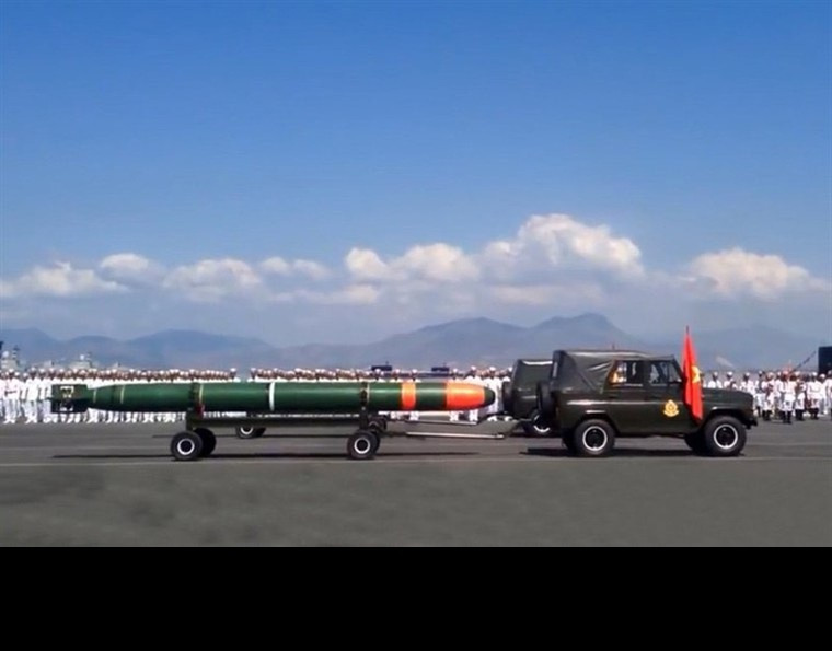 Ngư lôi là loại vũ khí có thể chống tàu mặt nước hoặc tàu ngầm, có sức công phá mạnh, nguyên lý di chuyển dưới mặt nước và lao đến mục tiêu với tốc độ cao rất khó đánh chặn. Do đó, dù cho đã có lịch sử phát triển từ lâu, tuy nhiên ngư lôi vẫn được liên tục cải tiến qua nhiều thời kỳ để có thể đáp ứng tốt và hiệu quả cho nhu cầu chiến tranh Hải quân hiện đại. Hiện nay, Hải quân Việt Nam chủ yếu sử dụng các loại ngư lôi hạng nặng cỡ 533mm của Nga/Xô trang bị cho cả tàu mặt nước lẫn tàu ngầm, ngoài ra còn có một số ngư lôi hạng nhẹ 400mm cho các tàu săn ngầm đời cũ. Ảnh: Ngư lôi cỡ 533mm của Hải quân Việt Nam tại buổi lễ duyệt binh.