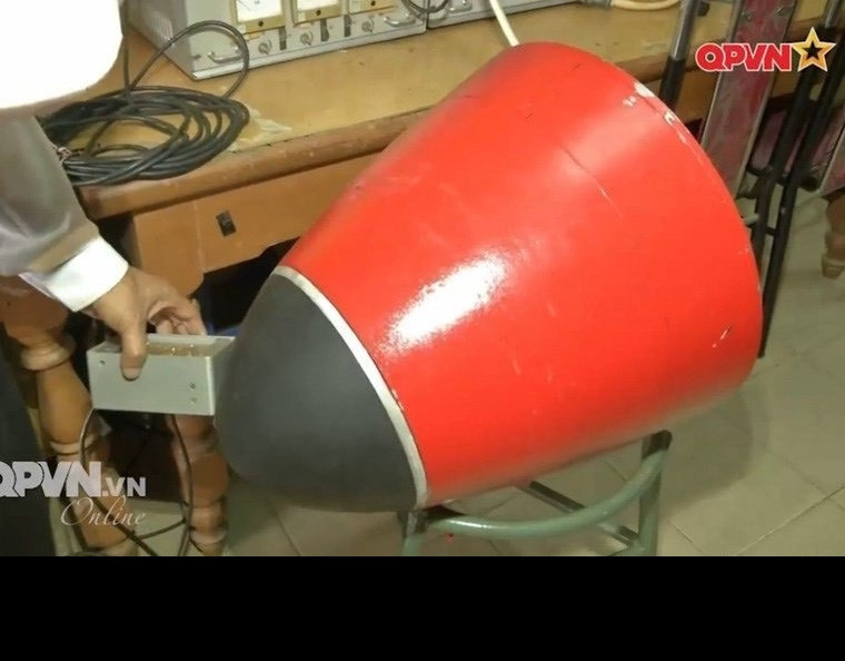 Đặc biệt nổi bật, Viện Kỹ thuật Hải quân đã cho ra đời dự án chế tạo ngư lôi chuyên dụng có thể sử dụng cho tàu phóng lôi, tàu hộ vệ và thậm chí là cả tàu ngầm. Đây là một bước tiến vô cùng to lớn trong việc tự chủ về vũ khí cho Hải quân, từng bước có thể thay thế cho các loại ngư lôi tương tự của nước ngoài, tiết kiệm ngân sách quốc phòng lớn khi không cần phải nhập khẩu, ngoài ra còn tạo tiền đề cho quá trình nâng cấp, cải tiến thông số kỹ thuật cho vũ khí, đảm bảo tính bí mật quân sự cao. Ảnh: Đầu dò của ngư lôi do Viện Kỹ thuật Hải quân chế tạo, tính năng tương đương với loại của nước ngoài.