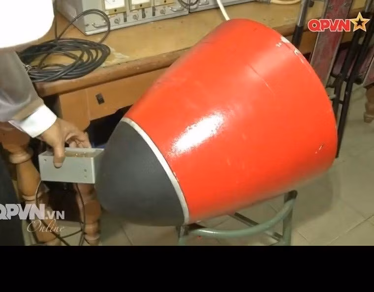 Đặc biệt nổi bật, Viện Kỹ thuật Hải quân đã cho ra đời dự án chế tạo ngư lôi chuyên dụng có thể sử dụng cho tàu phóng lôi, tàu hộ vệ và thậm chí là cả tàu ngầm. Đây là một bước tiến vô cùng to lớn trong việc tự chủ về vũ khí cho Hải quân, từng bước có thể thay thế cho các loại ngư lôi tương tự của nước ngoài, tiết kiệm ngân sách quốc phòng lớn khi không cần phải nhập khẩu, ngoài ra còn tạo tiền đề cho quá trình nâng cấp, cải tiến thông số kỹ thuật cho vũ khí, đảm bảo tính bí mật quân sự cao. Ảnh: Đầu dò của ngư lôi do Viện Kỹ thuật Hải quân chế tạo, tính năng tương đương với loại của nước ngoài.