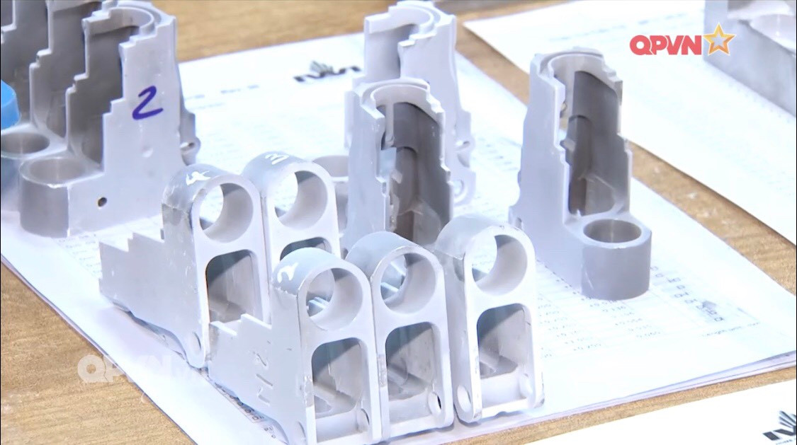 Ngoài ra, Việt Nam cũng đã thiết kế chế tạo được nhiều loại thiết bị hỗ trợ, kính ngắm quang học, kính nhìn đêm,.. dành cho súng bộ binh để nâng cao khả năng tác chiến của người lính trên chiến trường, đáp ứng nhu cầu hiện đại hóa quân đội. Ảnh: Thước ngắm cơ khí dành cho súng tiểu liên AK do nhà máy Z-111 chế tạo.