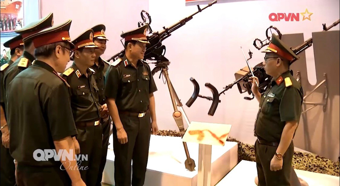 Về súng máy hạng nặng, nhằm thay thế cho mẫu DShK đã cũ có trong biên chế từ lâu, Tổng cục đã nghiên cứu, chế tạo đại trà mẫu súng máy 12.7mm NSV dựa trên thiết kế chuyển giao từ nước ngoài. Súng có nhiều điểm nổi bật như trọng lượng nhẹ, dễ sử dụng và có tính năng ưu việt hơn mẫu cũ. Hiện nay, súng đã và đang được trang bị trên các tàu tuần tra của Kiểm ngư, Cảnh sát biển đời mới, Cảnh sát cơ động và trên các xe thiết giáp. Ảnh: Súng máy NSV do Việt Nam sản xuất với phiên bản giá 3 chân cho bộ binh (trái) và có tấm chắn để trang bị trên tàu chiến (phải).