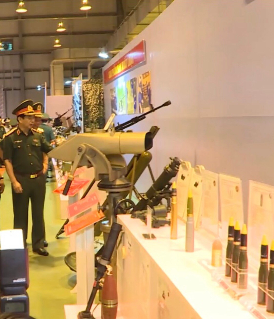 Công nghiệp Quốc phòng của ta cũng đã tự chủ sản xuất được nhiều loại pháo cối đa cỡ nòng như 50mm, 60mm, 100mm, 160mm,… và sản xuất, sửa chữa các loại đạn pháo cấp chiến dịch như 122mm, 130mm, 152mm,… sản xuất nhiều loại đạn cho pháo phòng không, pháo hạm như đạn 23mm, 25mm, 30mm, 37mm, 57mm,… Ảnh: Súng máy 12.7mm NSV, kính ngắm tiềm vọng, súng cối triệt âm 50mm, súng cối 100mm, rocket phá hàng rào thép gai và một số loại đạn pháo do Việt Nam chế tạo.