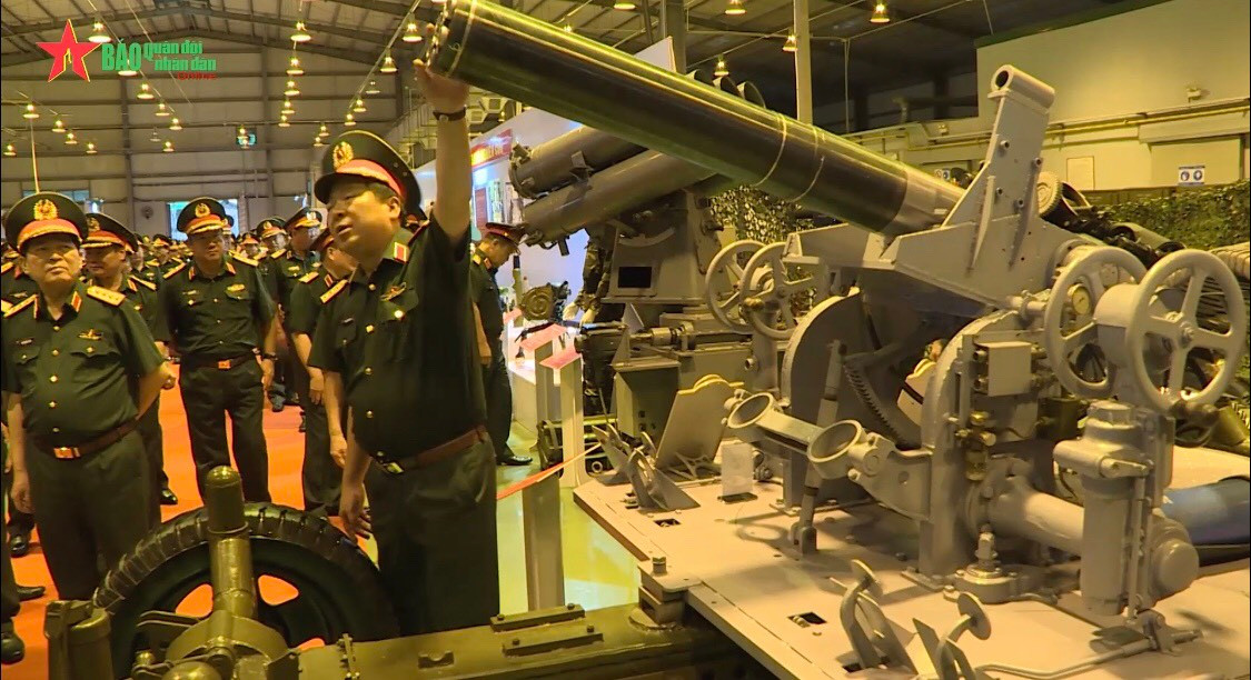 Việt Nam cũng đã bước đầu sản xuất thành công tổ hợp pháo cao tốc 6 nòng phòng thủ tầm gần (CIWS) AK-630 dựa trên thiết kế mà ta tiếp nhận từ một số tàu chiến nhập khẩu của nước ngoài. Một bước đột phá cực kỳ quan trọng trong việc chế tạo pháo hạm dành cho tàu hải quân, làm tiền đề cho sản xuất, cải tiến các loại hiện đại hơn. Ảnh: Pháo hạm AK-630 do Việt Nam chế tạo - Nguồn: QĐND Online.