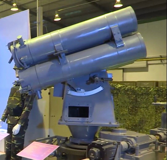 Đặc biệt không kém đó là Việt Nam còn sản xuất được cả loại bệ phóng rocket săn ngầm RBU-1200 nổi tiếng của Liên Xô trang bị trên các tàu mặt nước đã từng viện trợ cho ta. Rocket có nhiệm vụ tiêu diệt các loại tàu ngầm đối phương đang lặn sâu dưới biển hoặc tạo xung chấn động làm tàu phải nổi lên. Ảnh: Tổ hợp rocket chống ngầm RBU-1200 do Việt Nam chế tạo.