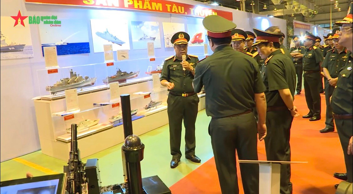 Về hải quân, Tổng cục Công nghiệp Quốc phòng đã đóng mới thành công nhiều loại tàu hiện đại như tàu tên lửa tấn công nhanh 12418, tàu pháo TT400TP, tàu cứu hộ tàu ngầm,… cho Hải quân, tàu tuần tra TT-120/200/400 cho Cảnh sát biển, tàu KN-750 cho Kiểm ngư, tàu đa năng DN-2000, đóng các loại tàu cung ứng thuyền viên, tàu đánh cá xa bờ,… xuất khẩu cho nước ngoài. Đây là những thành tựu quan trọng, đánh dấu sự trưởng thành bước đầu trong việc tự chủ khí tài hải quân của Việt Nam. Ảnh: Mô hình trưng bày một số sản phẩm tàu thuyền do Việt Nam đóng mới - Nguồn: QĐND Online.