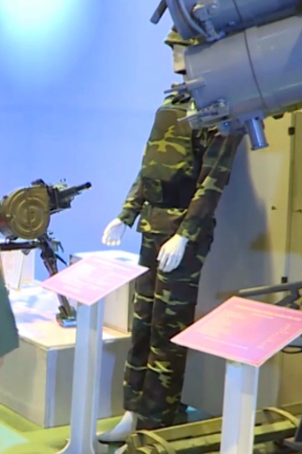 Bên cạnh các thành tựu về súng bộ binh, Công nghiệp Quốc phòng Việt Nam cũng là một trong số ít các nước trên thế giới có thể sản xuất và trang bị mũ chống đạn và áo giáp chống đạn tiêu chuẩn cho binh sĩ. Việc trang bị các loại thiết bị bảo hộ này giúp người lính nâng cao khả năng được bảo vệ trên chiến trường, ngăn chặn các loại đạn bắn thẳng, mảnh văng từ hỏa lực đối phương. Ảnh: Áo giáp chống đạn mang tấm cứng và mũ chống đạn do Việt Nam sản xuất.