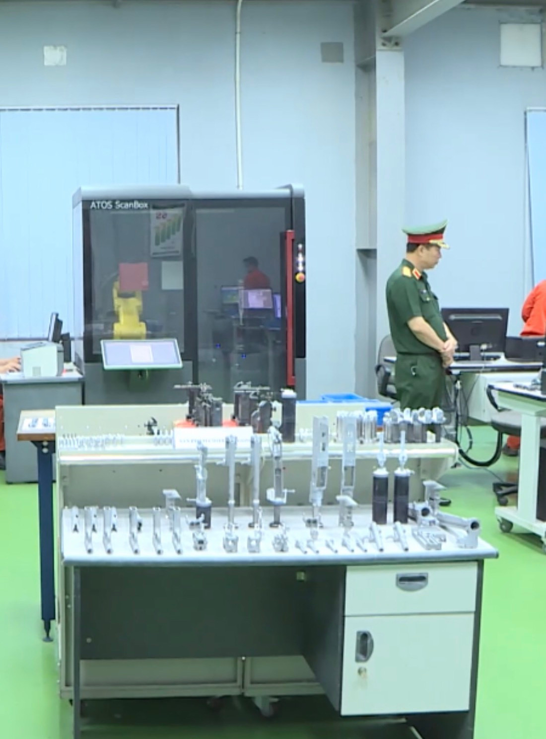 Bằng việc áp dụng dây chuyền sản xuất đồng bộ và hiện đại, có tính năng cao, hàng năm, Tổng cục Công nghiệp Quốc phòng có thể sản xuất ra hàng trăm ngàn súng bộ binh, pháo cối, súng không giật, súng chống tăng, súng phóng lựu các loại đủ để trang bị đại trà đáp ứng nhu cầu tác chiến của quân đội cũng như hướng đến thị trường xuất khẩu. Hiện nay, nền công nghiệp của ta đã tự chủ chế tạo được mọi loại súng trang bị cho một sư đoàn bộ binh đủ quân, là một thành tựu vô cùng to lớn. Ảnh: Các chi tiết súng do nhà máy Z-111 chế tạo bằng công nghệ hiện đại.