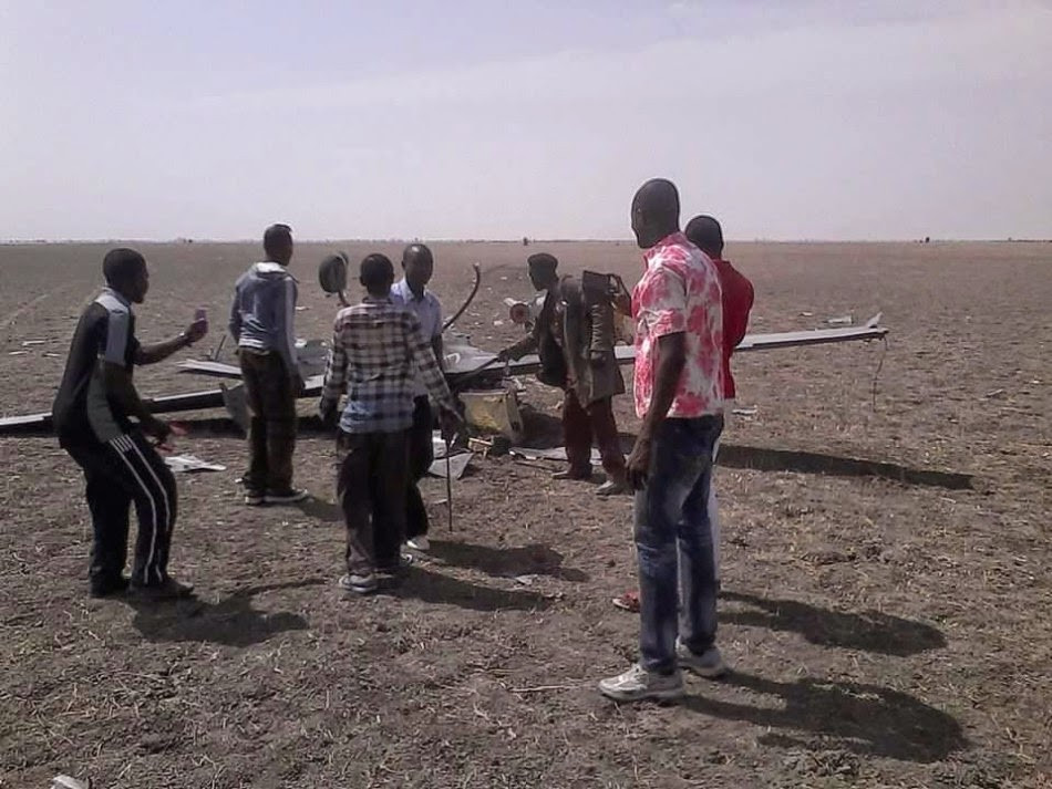 Thứ ba là các loại UAV của phương Tây bị hạn chế bởi Thỏa thuận xuất khẩu; còn Nga và Pháp, những quốc gia bán nhiều vũ khí cho Algeria thì chế tạo UAV không phải là thế mạnh của hai quốc gia này; Israel là quốc gia xuất khẩu lớn UAV thì bất đồng quan điểm với Algeria về vấn đề người Palestine… Ảnh: Một chiếc Rainbow-4 của Nigeria bị rơi - Nguồn: Wikipedia.