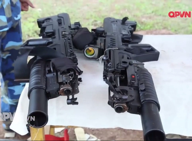 Súng phóng lựu kẹp nòng T-40 dài 395mm, nòng dài 305mm, sử dụng đạn phóng lựu 40x46mm chuẩn NATO tương tự đạn súng phóng lựu M-79 đang được đại trà trong biên chế tiểu đội bộ binh. Súng nặng 1.75kg không đạn và sơ tốc đầu nòng 75m/s với cơ chế bắn phát một. Ảnh: Hai khẩu GTar-21 với súng phóng lựu T-40 của Việt Nam.