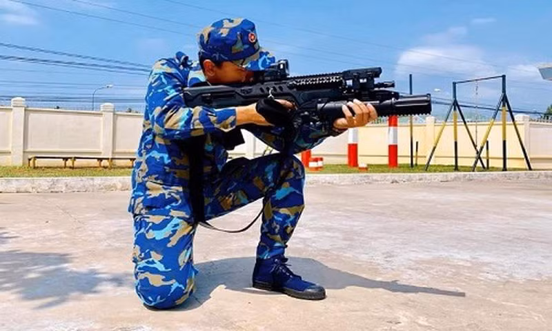 Tuy nhiên, Việt Nam đã nhập mới súng phóng lựu kẹp nòng GL-40 nhằm thay thế cho T-40 trước đó. GL-40 là súng phóng lựu do chính hãng IWI của Israel thiết kế chế tạo, đây cũng chính là hãng đã thiết kế ra súng trường tấn công Tar-21. Ảnh: Chiến sĩ Hải quân đánh bộ với súng GTar-21 và súng phóng lựu GL-40.