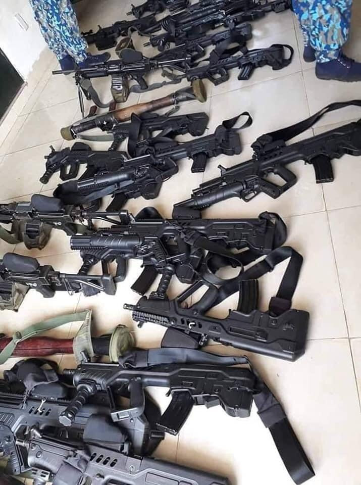 Hải quân đánh bộ Việt Nam cũng đã đưa vào biên chế súng phóng lựu kẹp nòng đại trà cho cấp tiểu đội để thay thế cho vị trí xạ thủ M-79. Đây là một phương án vô cùng hiện đại, bắt kịp với xu thế trang bị của tiểu đội bộ binh các quân đội phát triển trên thế giới. Những khẩu súng phóng lựu này được gắn dưới các ray Picatinny ở ốp lót tay súng GTar-21. Ảnh: Trang bị đầy đủ của một trung đội Hải quân đánh bộ Việt Nam. Có thể thấy xen lẫn các súng GTar-21 với súng phóng lựu kẹp nòng GL-40.