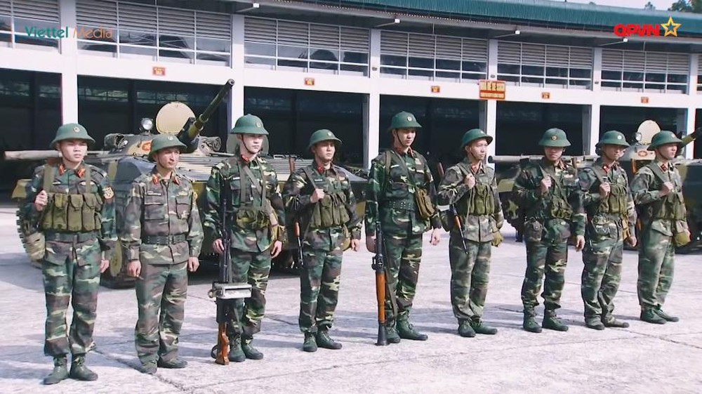 Hiện nay, trang bị hỏa lực tiểu đội bộ binh Việt Nam có thể nói là mạnh mẽ với súng trường tấn công AK-47/Type-56, súng máy hạng nhẹ RPK/RPD hoặc trung liên PKM để hỗ trợ hỏa lực tầm xa, súng RPG-7 chống tăng và súng phóng lựu M-79 như một loại súng cối cầm tay, có thể tiêu diệt địch phòng ngự ẩn nấp hoặc che khuất bằng kiểu bắn cầu vồng. Ảnh: Trang bị một tiểu đội bộ binh cơ giới (xe BMP) của quân đội Việt Nam - Nguồn: QPVN.