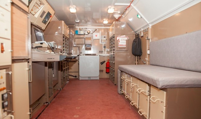 Rosoboronexport hy vọng hệ thống radar mới này sẽ thu hút sự chú ý của các khách hàng ở khu vực châu Á - Thái Bình Dương, Bắc Phi và Trung Đông, nơi mà đã có truyền thống lâu đời và có nguồn nhu cầu rất lớn đối với các loại vũ khí Nga. Ảnh: Bên trong carbin chỉ huy của tổ hợp radar 59N6-T.