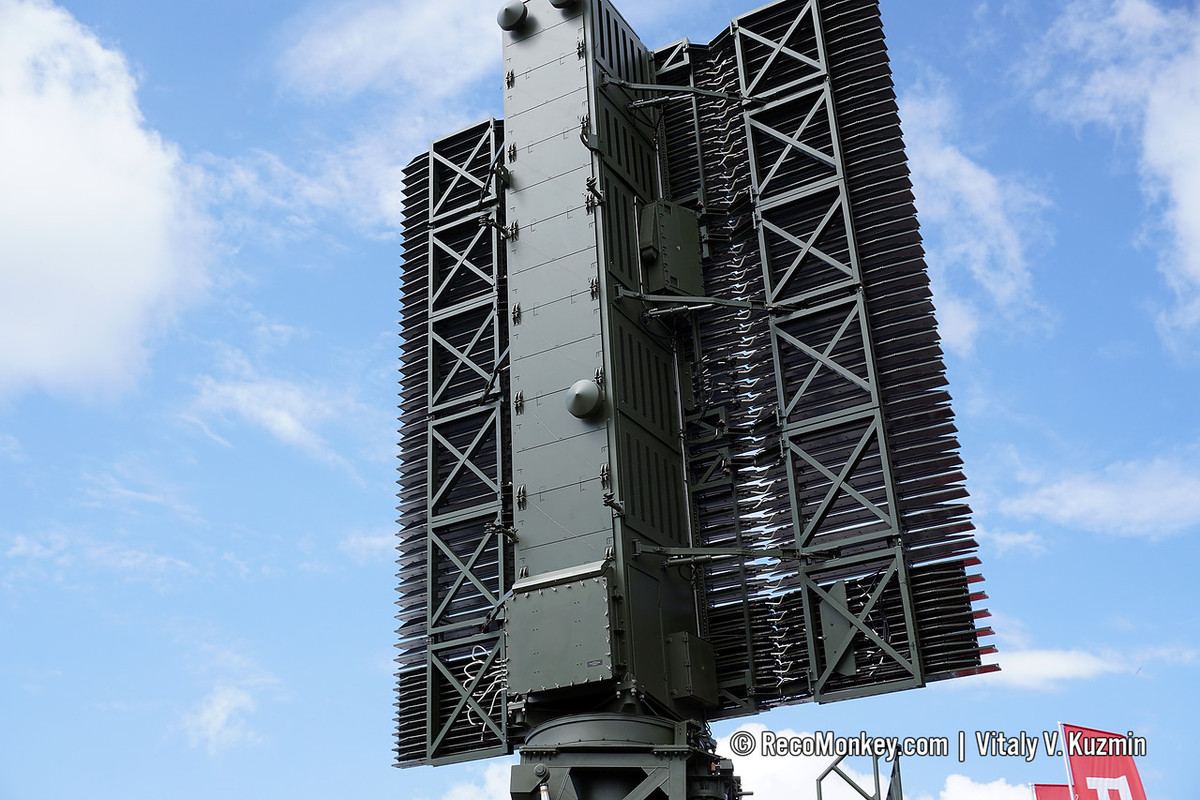 Theo tiết lộ từ nhà sản xuất thì phiên bản mới nhất 59N6-TE này có thể đồng thời theo dõi 1.000 mục tiêu và có thể phân biệt được 8 loại tên lửa. Ảnh: Cánh sóng radar 59N6-TE trong trạng thái hoạt động.