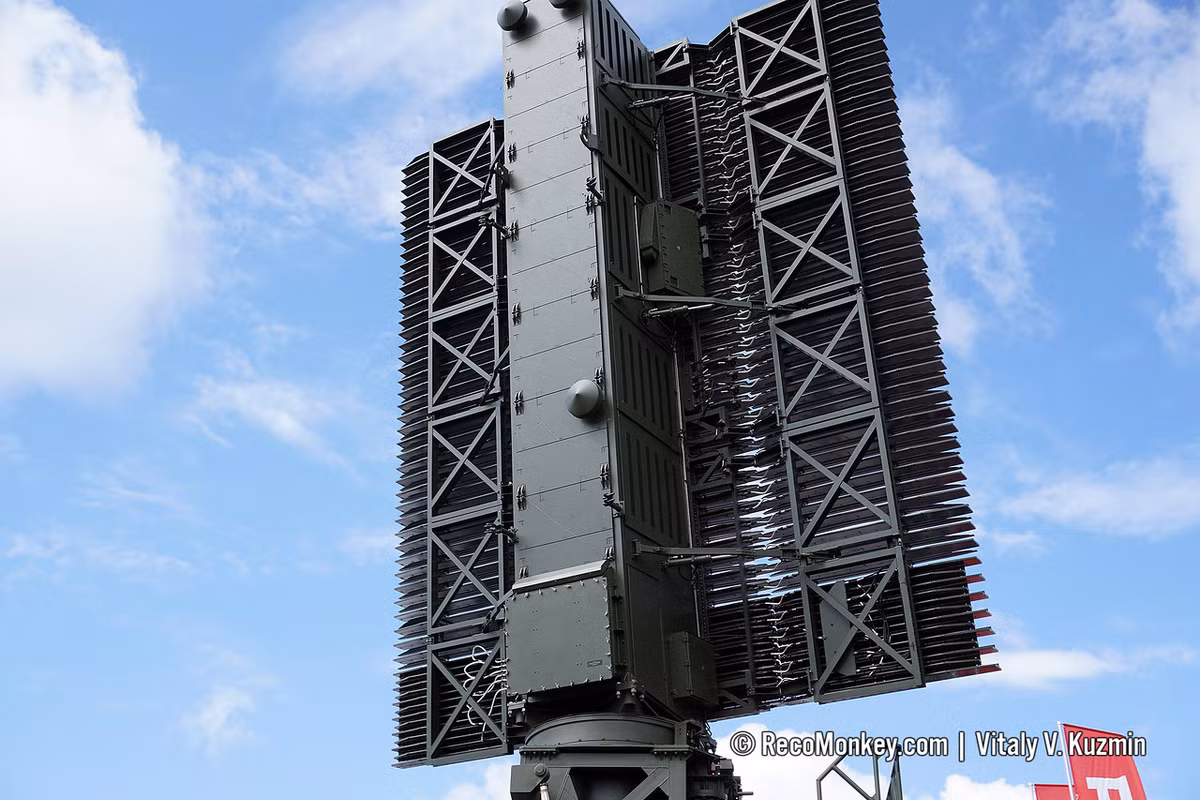 Theo tiết lộ từ nhà sản xuất thì phiên bản mới nhất 59N6-TE này có thể đồng thời theo dõi 1.000 mục tiêu và có thể phân biệt được 8 loại tên lửa. Ảnh: Cánh sóng radar 59N6-TE trong trạng thái hoạt động.