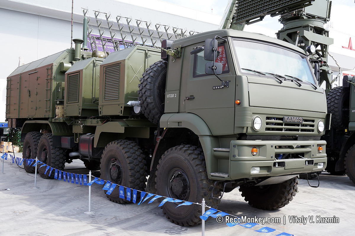 59N6-TE có thể thực hiện nhiệm vụ như: Phân biệt, xác định tọa độ, nhận biết tính chất, bám bắt các mục tiêu bay bao gồm máy bay chiến thuật, máy bay chiến lược, các loại tên lửa đối đắt hay thậm chí là cả các mục tiêu bay cỡ nhỏ. Ảnh: Xe chỉ huy của tổ hợp radar 59N6-TE.