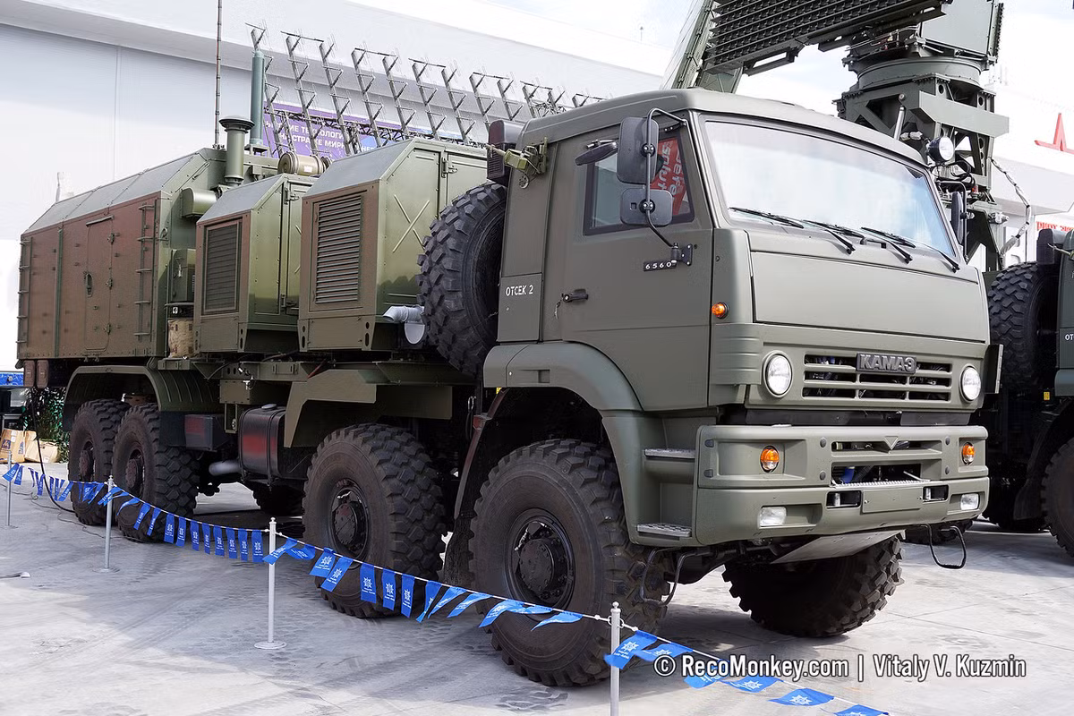 59N6-TE có thể thực hiện nhiệm vụ như: Phân biệt, xác định tọa độ, nhận biết tính chất, bám bắt các mục tiêu bay bao gồm máy bay chiến thuật, máy bay chiến lược, các loại tên lửa đối đắt hay thậm chí là cả các mục tiêu bay cỡ nhỏ. Ảnh: Xe chỉ huy của tổ hợp radar 59N6-TE.