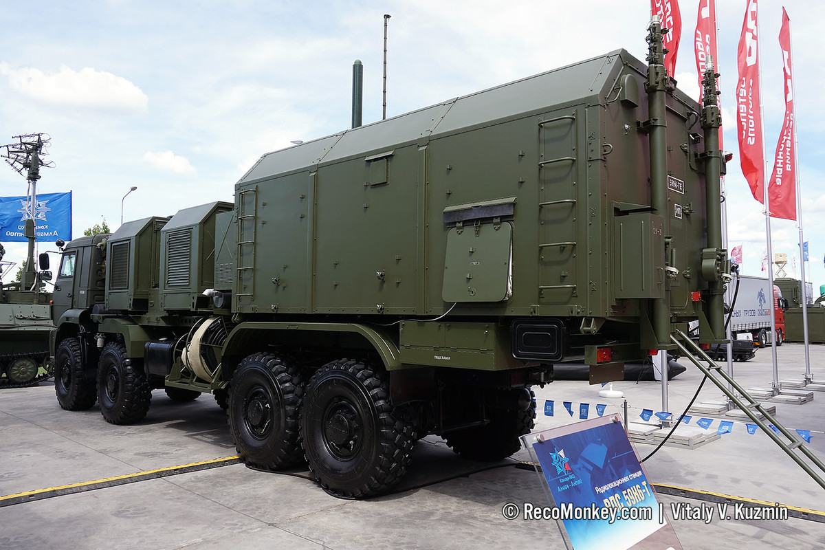 Cả xe mang hệ thống radar và xe chỉ huy đều được thiết kế đặt trên khung gầm cơ sở Kamaz 8x8 có tính cơ động cao, việt dã tốt, có thể vượt qua nhiều loại địa hình phức tạp, nhanh chóng triển khai cũng như thu hồi radar, tránh để bị đối phương phát hiện. Ảnh: Cận cảnh xe chỉ huy của tổ hợp 59N6-T.