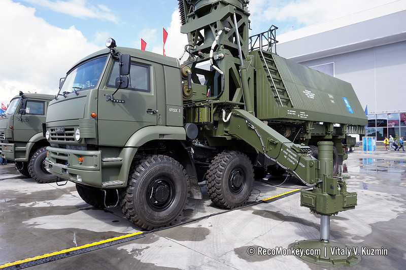 Radar 59N6-TE được đặt trên khung gầm Kamaz 6560 tiêu chuẩn, bao gồm tổ hợp radar và cột chỉ thị. Ngoài ra radar còn có thể tùy chọn đặt trên các khung gầm xe khác nhau hoặc với cấu hình radar cố định hay đặt trên các tháp cao. Ảnh: Cận cảnh xe radar 59N6-T.