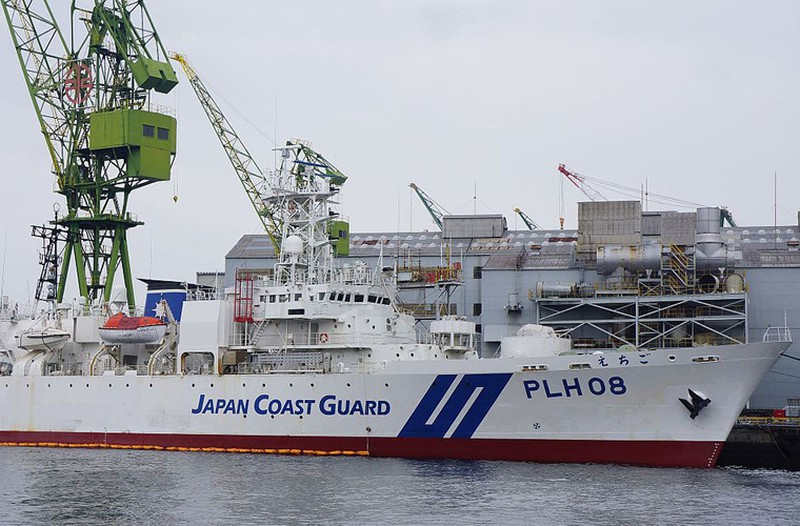 Tuy nhiên, tàu TT-1500 mới của Việt Nam chỉ có chiều dài khoảng gần 80m, chiều dài này thua tàu Kunigami hơn 10m. Tàu rộng 11m, mớn nước 3.3m, tốc độ tối đa 24 hải lý/h, tầm hoạt động 4.000 hải lý và thời gian hoạt động liên tục 30 ngày trên biển. Như vậy, tàu của Việt Nam có lượng giãn nước chỉ khoảng 1.500 tấn và bé hơn một chút so với nguyên mẫu thiết kế của Nhật Bản. Ảnh: Tàu tuần tra PLH-08 Echigo lớp Tsugaru của Lực lượng Bảo vệ bờ biển Nhật Bản.