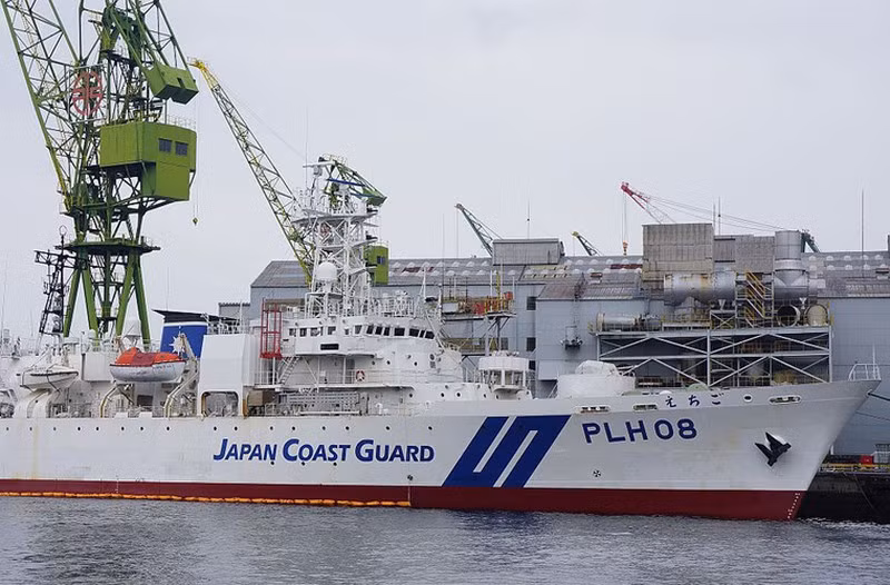 Tuy nhiên, tàu TT-1500 mới của Việt Nam chỉ có chiều dài khoảng gần 80m, chiều dài này thua tàu Kunigami hơn 10m. Tàu rộng 11m, mớn nước 3.3m, tốc độ tối đa 24 hải lý/h, tầm hoạt động 4.000 hải lý và thời gian hoạt động liên tục 30 ngày trên biển. Như vậy, tàu của Việt Nam có lượng giãn nước chỉ khoảng 1.500 tấn và bé hơn một chút so với nguyên mẫu thiết kế của Nhật Bản. Ảnh: Tàu tuần tra PLH-08 Echigo lớp Tsugaru của Lực lượng Bảo vệ bờ biển Nhật Bản.