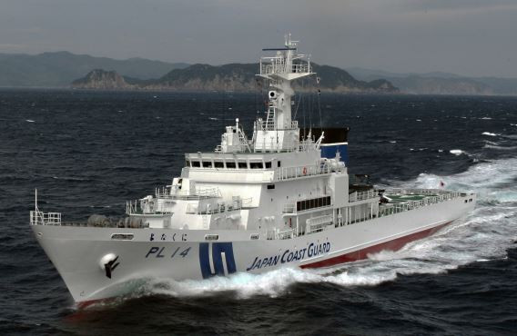 Việc thay đổi thiết kế ống khói tàu này nhằm mục đích lắp đặt hangar để chứa trực thăng cho tàu. Và trong hình ảnh đồ họa về lớp tàu TT-1500 mới của Cảnh sát biển Việt Nam cũng áp dụng thiết kế ống khói hai bên tương tự, có thể tàu Việt Nam cũng được lắp đặt hangar giúp tiếp nhận trực thăng trong những chiến đi biển xa. Ảnh: Tàu tuần tra PL-14 Yonakuni lớp Kunigami.