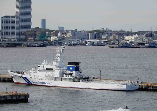 Mặt boong sau của tàu rất rộng, phù hợp cho nhiệm vụ cứu hộ, đồng thời được bố trí một sàn đáp trực thăng. Dù cho tàu không được thiết kế hangar để có thể tiếp nhận trực thăng đi theo trong những nhiệm vụ dài ngày trên biển nhưng nó vẫn có thể cung cấp nhiên liệu và năng lượng cho trực thăng. Ảnh: Cận cảnh boong sau của tàu Kunigami.