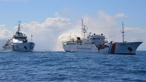 Vậy là trong tương lai tới đây, Cảnh sát biển Việt Nam sẽ được bổ sung một số lượng đáng kể tàu tuần tra cỡ lớn từ Nhật Bản, góp phần tăng cường hơn nữa khả năng thực thi pháp luật trên biển của mình. Việt Nam trong những năm qua cũng đã tiếp nhận một số tàu tuần tra lớp Teshio cũ do Nhật chuyển giao cho lực lượng chấp pháp. Mối quan hệ đối tác chiến lược Việt - Nhật ngày càng thực sự phát triển giữa tình hình phức tạp trên Biển Đông, và sự giúp đỡ này là vô cùng quý báu, cần thuyết cho ta trong công việc giữ gìn và bảo vệ chủ quyền Tổ quốc. Ảnh: Tàu tuần tra Teshio (phải) và tàu tuần tra TT-400 (trái) của Cảnh sát biển Việt Nam.