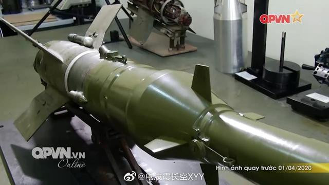 Việc vẫn sử dụng kiểu dẫn bắn bằng dây kiểu cũ này có nhược điểm là sẽ giới hạn tầm bắn của đạn cùng với phụ thuộc rất lớn độ chính xác của phát bắn vào yếu lĩnh của người lính tuy nhiên ưu điểm là nó sẽ không bị ảnh hưởng bởi các hệ thống gây nhiễu điện tử trên các loại xe tăng hiện đại. Ảnh: Cận cảnh đạn tên lửa CTVN-18 với đầu nổ đúp 2 tầng chuyên diệt phương tiện bọc thép sử dụng giáp phản ứng nổ.