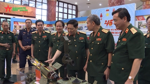  Tên lửa CTVN-18 có khả năng xuyên thép đồng nhất (RHA) dày 750-800mm sau khi đã chọc thủng giáp phản ứng nổ (ERA). Ảnh: Cán bộ cấp cao của Bộ quốc phòng đang được nghe giới thiệu về tên lửa với đầu đạn nổ 2 tầng (tandem) chuyên cho nhiệm vụ tiêu diệt phương tiện bọc thép sử dụng giáp phản ứng nổ.