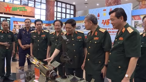  Tên lửa CTVN-18 có khả năng xuyên thép đồng nhất (RHA) dày 750-800mm sau khi đã chọc thủng giáp phản ứng nổ (ERA). Ảnh: Cán bộ cấp cao của Bộ quốc phòng đang được nghe giới thiệu về tên lửa với đầu đạn nổ 2 tầng (tandem) chuyên cho nhiệm vụ tiêu diệt phương tiện bọc thép sử dụng giáp phản ứng nổ.