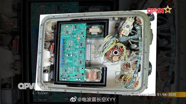 Cận cảnh bảng mạch điện tử của hệ thống điều khiển đạn tên lửa.