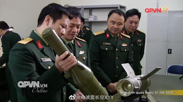 Việc soi kỹ càng loại tên lửa mới của Việt Nam này cho thấy truyền thông Trung Quốc có sự quan tâm đặc biệt đối với loại hỏa khí chống tăng nguy hiểm mà Việt Nam vừa giới thiệu. Ảnh do báo Sina cắt ra từ clip của kênh QPVN.
