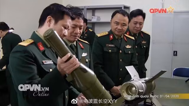 Việc soi kỹ càng loại tên lửa mới của Việt Nam này cho thấy truyền thông Trung Quốc có sự quan tâm đặc biệt đối với loại hỏa khí chống tăng nguy hiểm mà Việt Nam vừa giới thiệu. Ảnh do báo Sina cắt ra từ clip của kênh QPVN.