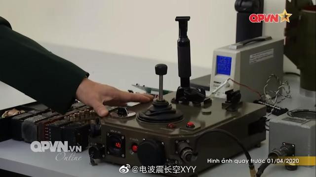 Cơ cấu điều khiển của đạn vẫn như cũ với việc sử dụng chế độ binh sĩ trực tiếp điều khiển tên lửa bay đến mục tiêu bằng tay cầm điều khiển và chế độ bán tự động, đuôi đạn tên lửa sẽ có bộ phận tiếp nhận lệnh lái từ bộ điều khiển nối với nhau bằng dây dẫn. Ảnh: Bộ điều khiển hệ thống tên lửa CTVN-18.