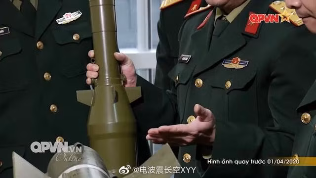 Việc sử dụng đầu đạn nổ đúp 2 tầng (tandem) cho phép tên lửa xuyên 750-800mm thép đồng nhất (RHA) sau giáp phản ứng nổ là một thông số vô cùng ấn tượng, có tính năng ngang ngửa với các phiên bản nâng cấp 9M14/AT-3 do các nước Nga, Trung Quốc, Serbia phát triển và cũng không hề thua kém khả năng xuyên phá của các loại tên lửa chống tăng hiện đại. Ảnh: Cận cảnh đầu đạn nổ đúp 2 tầng (tandem) của tên lửa CTVN-18 Việt Nam.